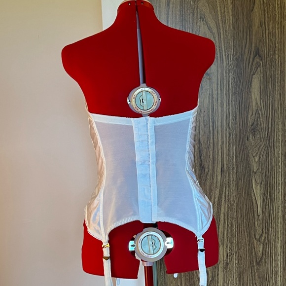 38B Bridal Corset with adjustable/removable garter straps - Picture 3 of 7